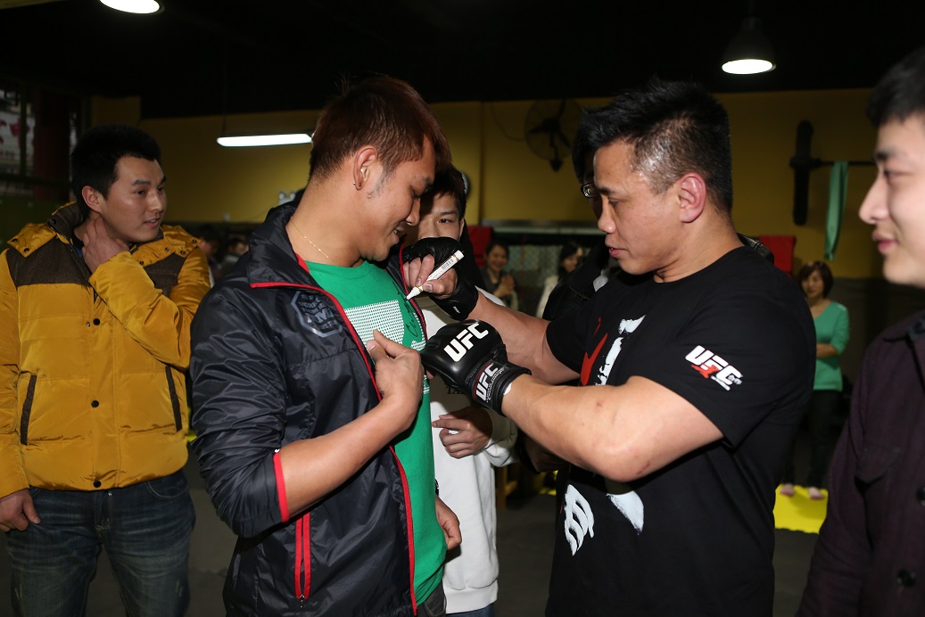 UFC格斗巨星康李在上海粉丝见面会图片