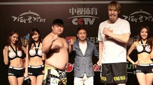 ROAD FC 30称重会预演敖崔大战 4月16日激战北京工体