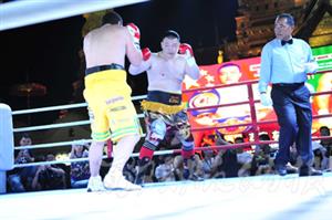 “龙王”张君龙中国行 世界重量级拳王争霸赛获金腰带