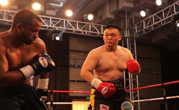 张君龙职业赛第4战 TKO美国重量级拳手创历史