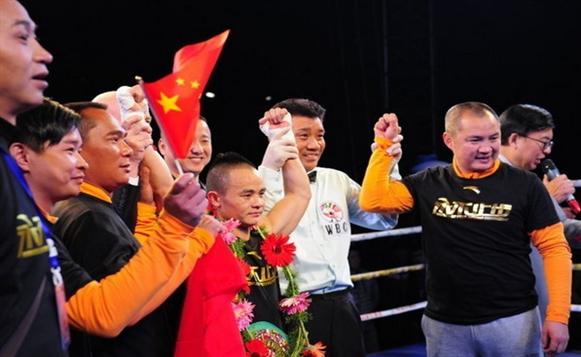 熊朝忠KO对手卫冕WBC世界拳王金腰带