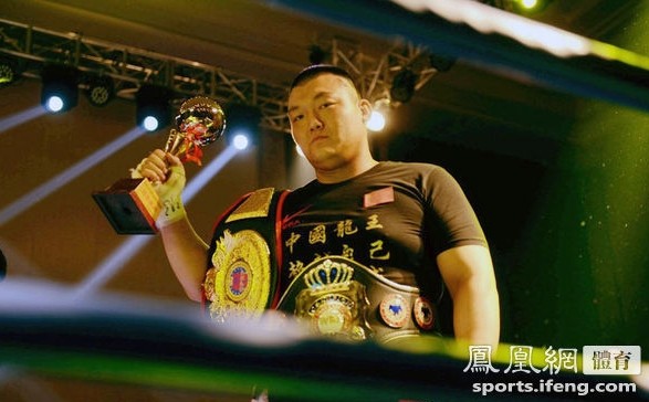 张君龙KO印尼重炮再添金腰带 问鼎亚洲重量级拳王