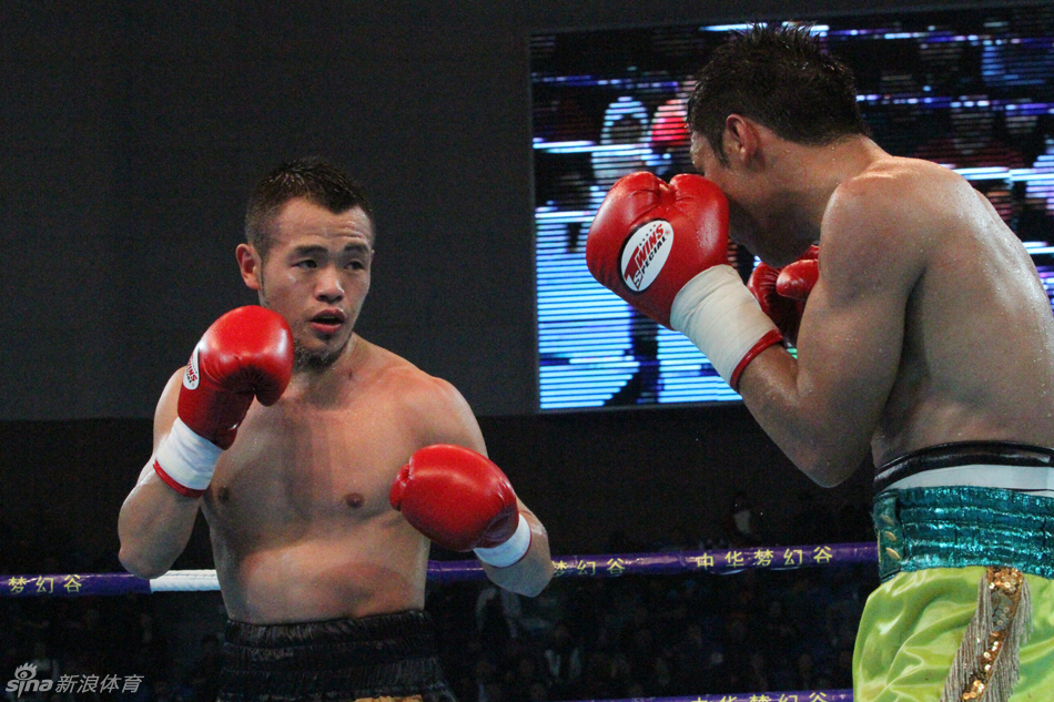 裘晓君第3回合击倒对手读秒 卫冕职业拳击洲际冠军