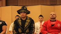 日本严流岛赛事发布会现场，吾拉汗、郭镇身着民族服饰亮相