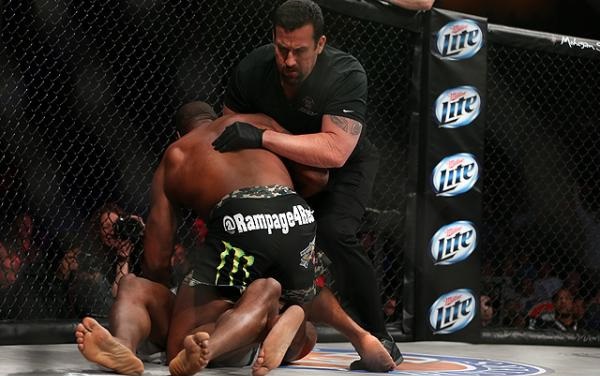 Bellator 110:杰克逊首回合KO 拉沃判定获胜