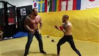 UFC羽量级临时冠军麦格雷戈与《权力的游戏》魔山对练(视频)