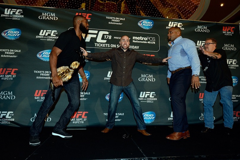 UFC178赛前记者会琼斯与科米尔大打出手